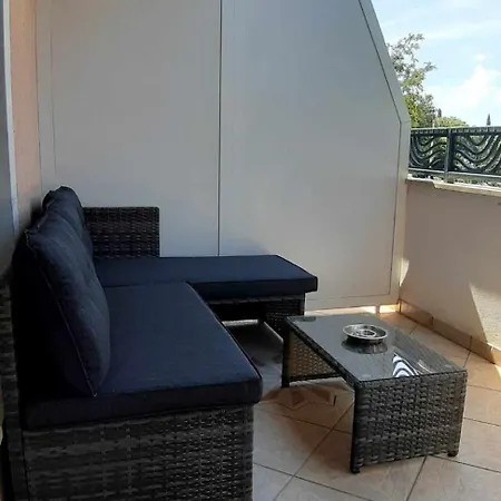30 M From The Apartman *